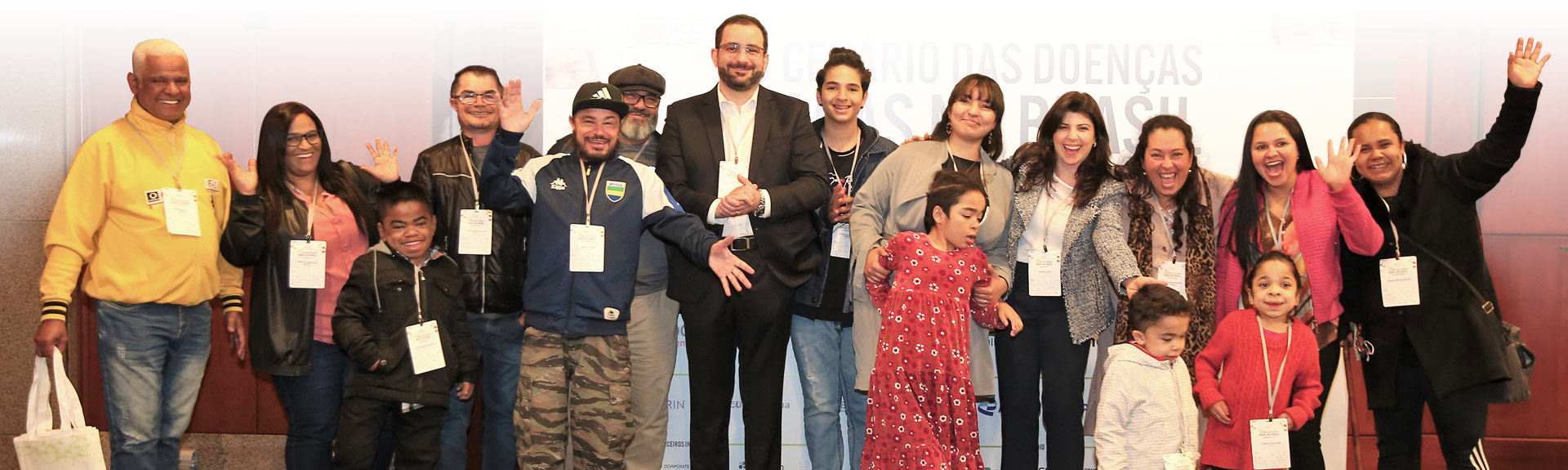 Dentista e paciente analisando tablet