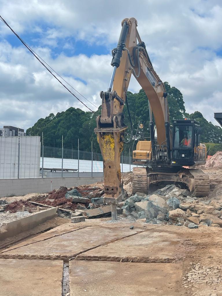 Demolição com rompedor em São Paulo