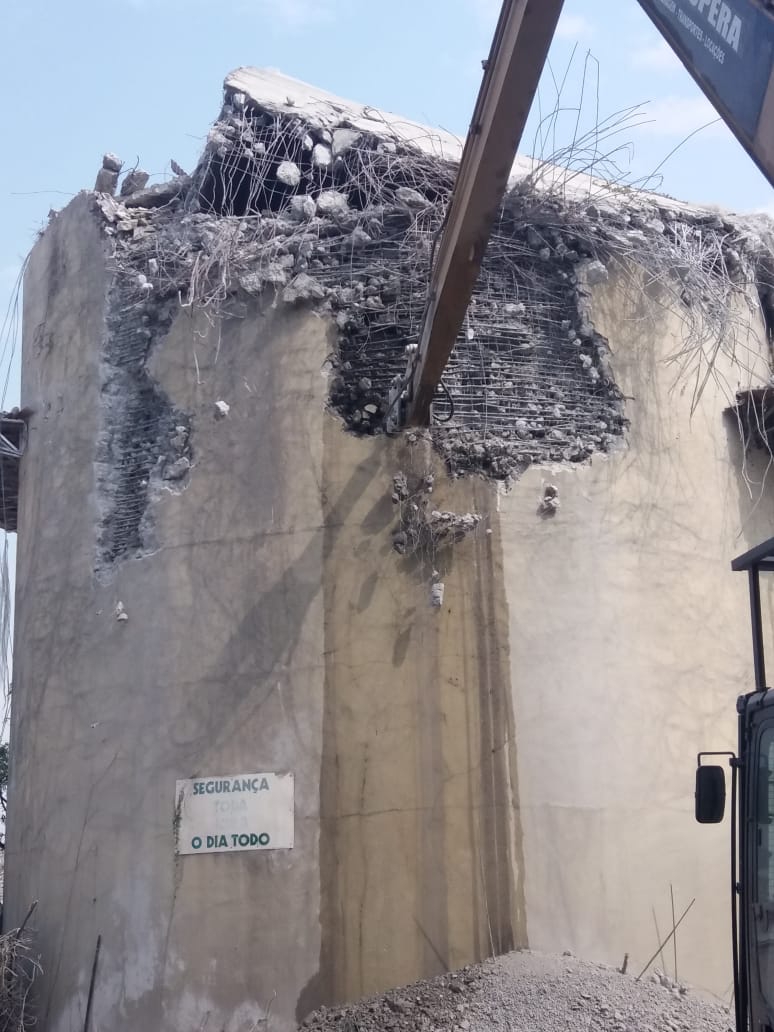 Demolição de gusa e refratários em Minas Gerais