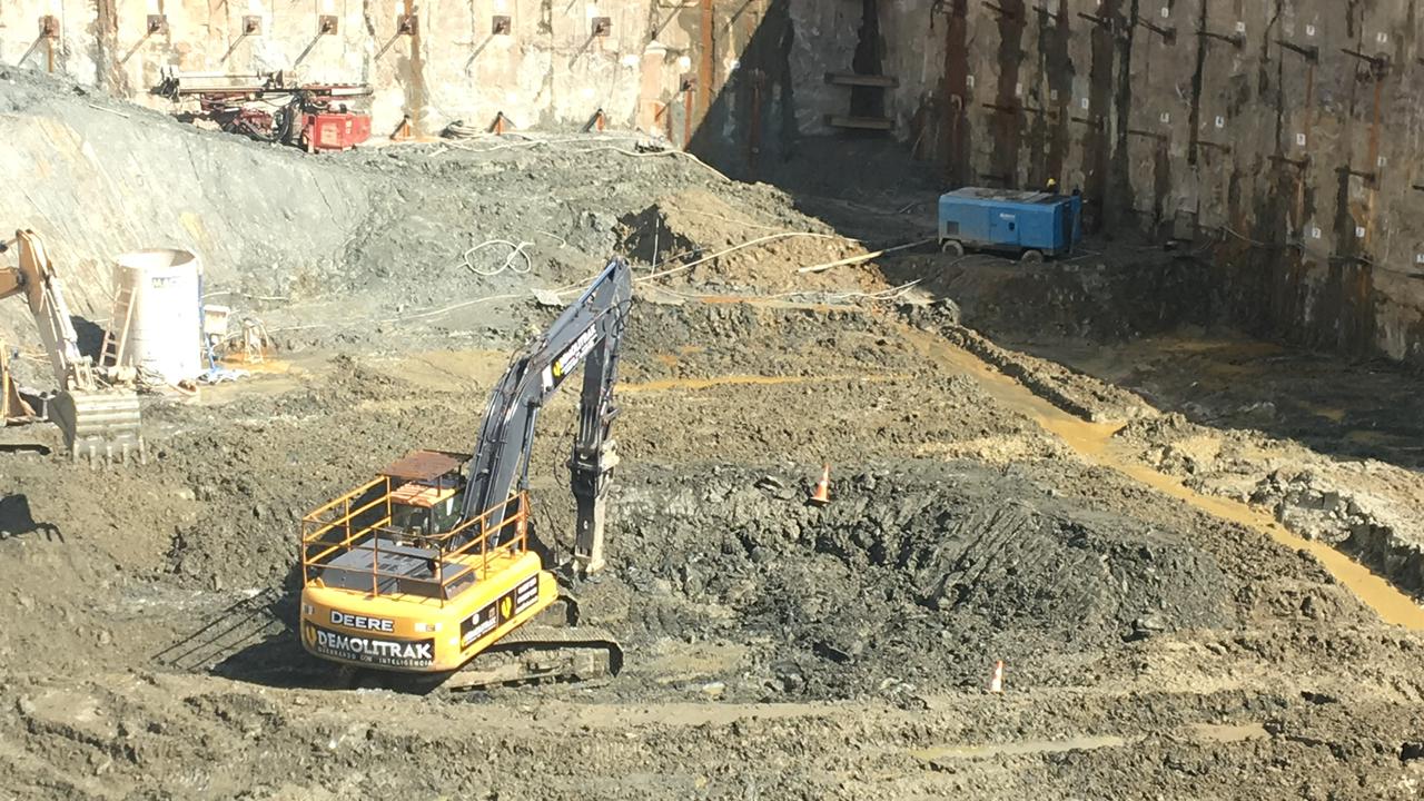 Desmonte de rocha com rompedor em Minas Gerais