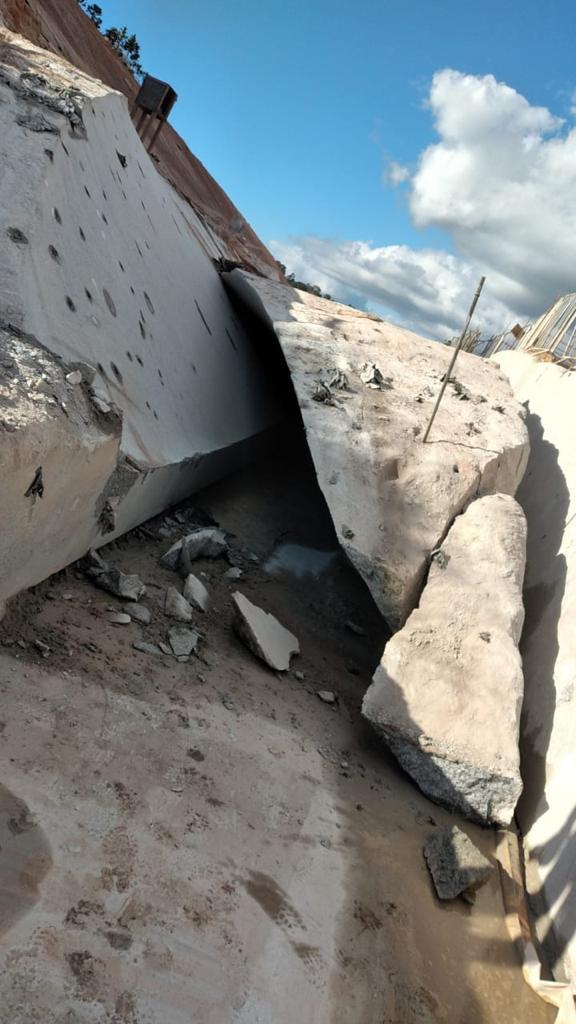 Desmonte de rocha com uso de explosivo em São Paulo