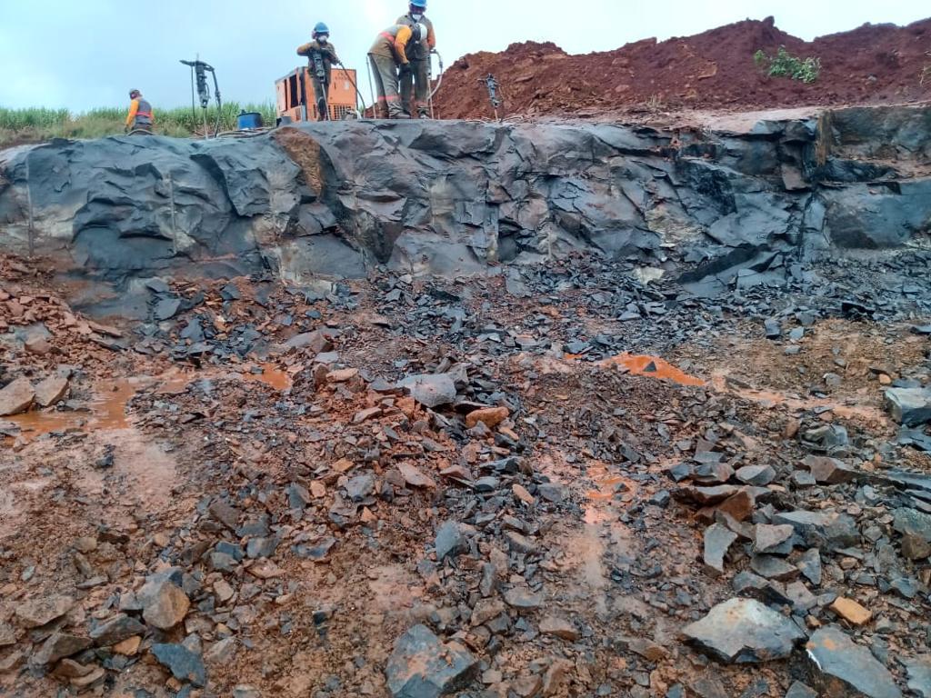 Perfuração em rocha com perfuratrizes manuais