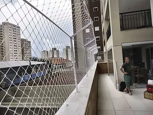 Rede de proteção com estrutura metálica