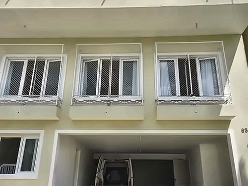 Tela de proteção com estrutura metálica