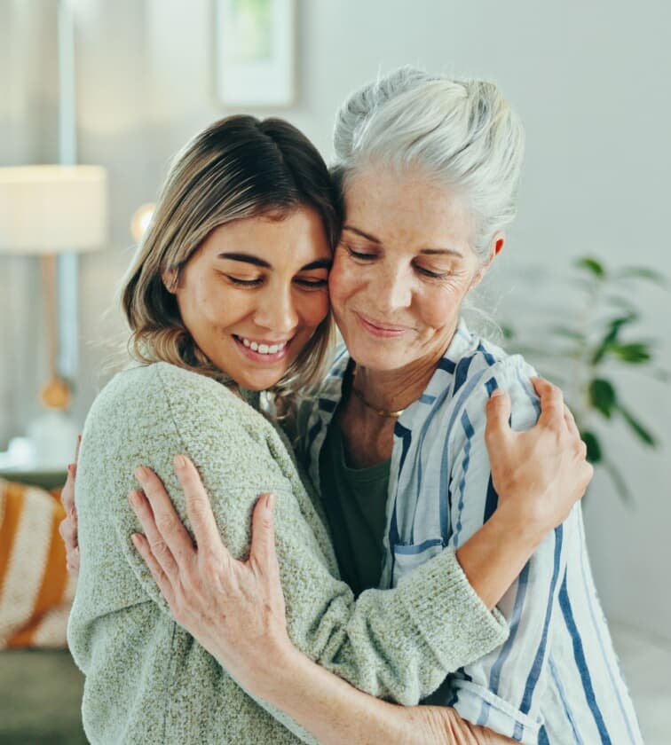 Enfermeira cuidando de idosa