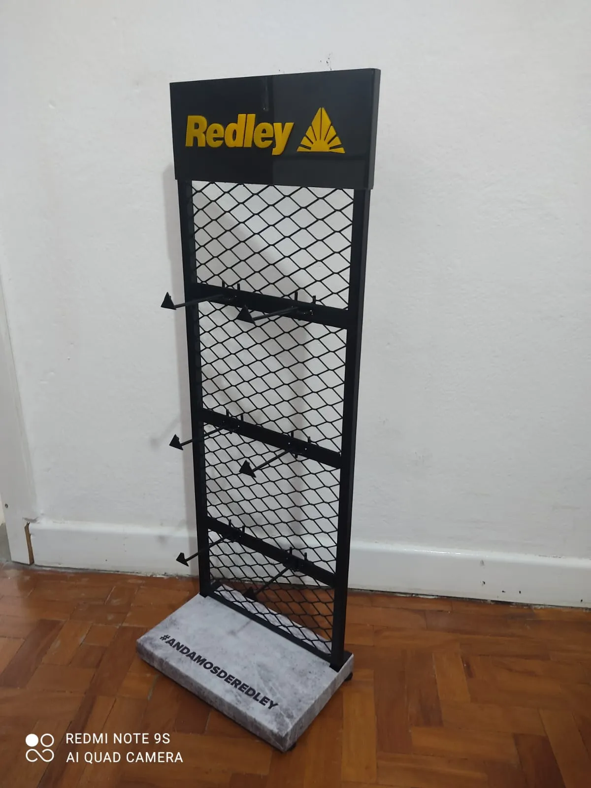 Display Expositor de Chão com Tela Metálica