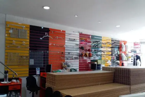 Painéis Canaletados Coloridos com Acessórios para Exposição em Loja