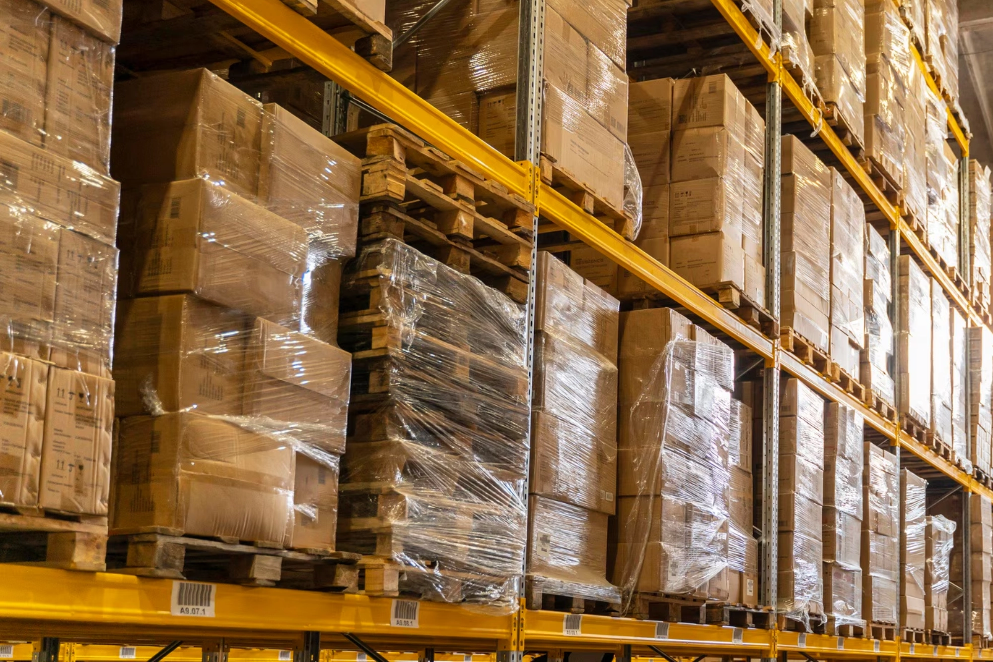 Armazém com caixas empilhadas para empresa