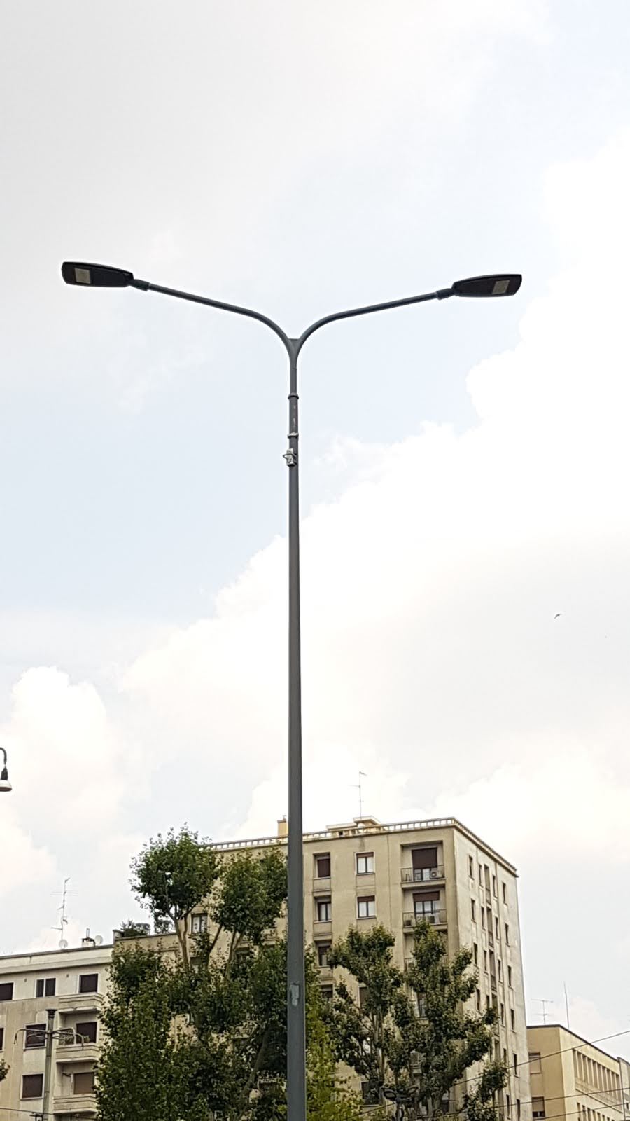 Poste Cônico Contínuo Galvanizado a Fogo Reto e Curvo