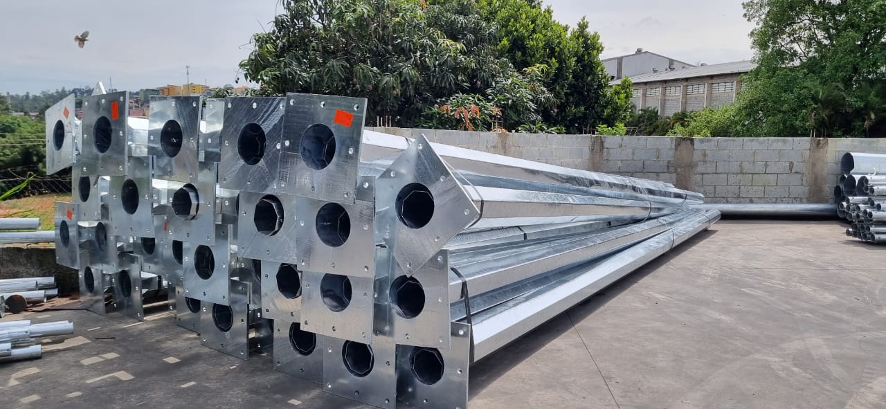 Poste de Aço Poligonal Galvanizado a Fogo Reto e Curvo