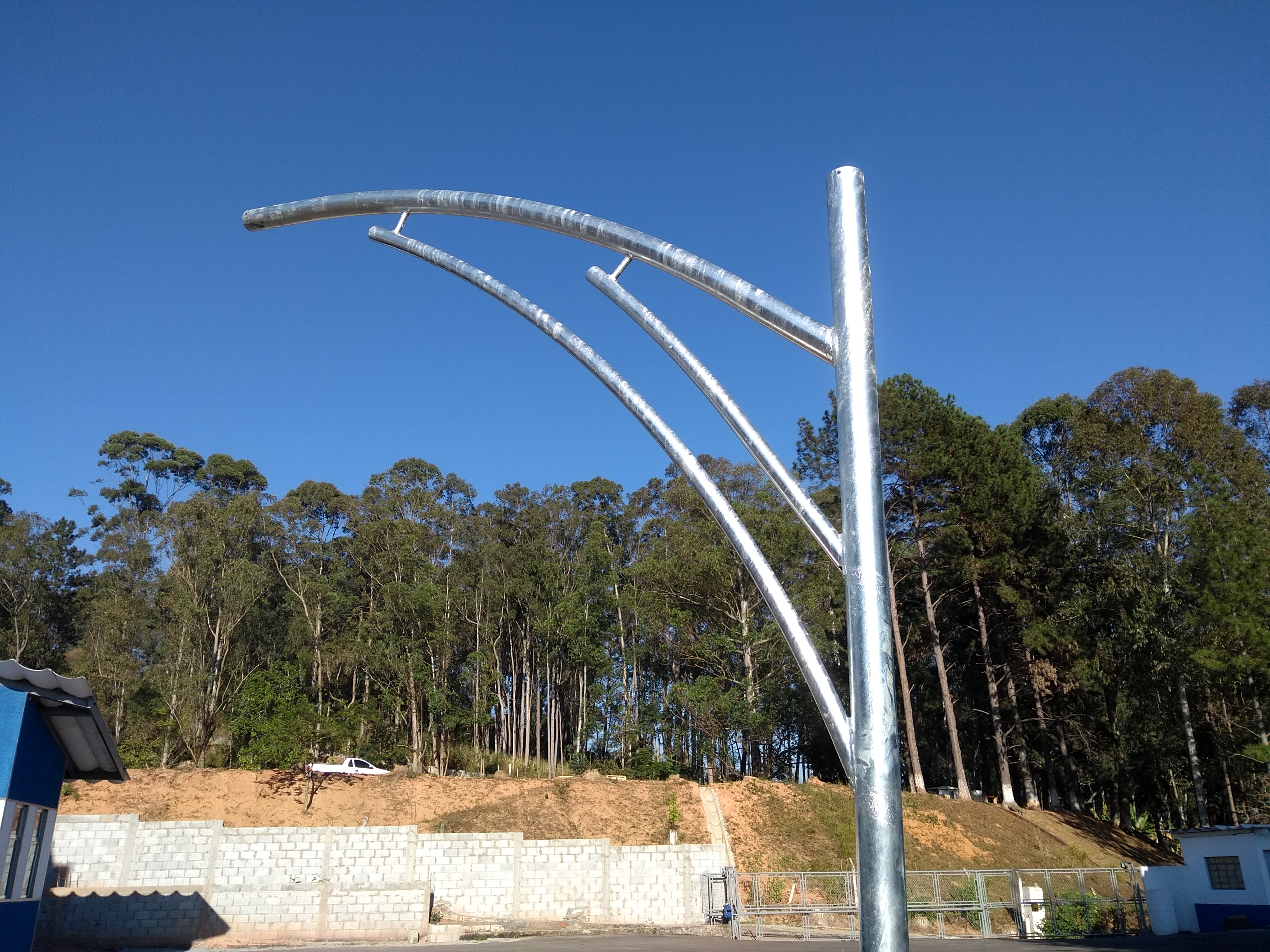 Poste de Iluminação em Aço Galvanizado a Fogo