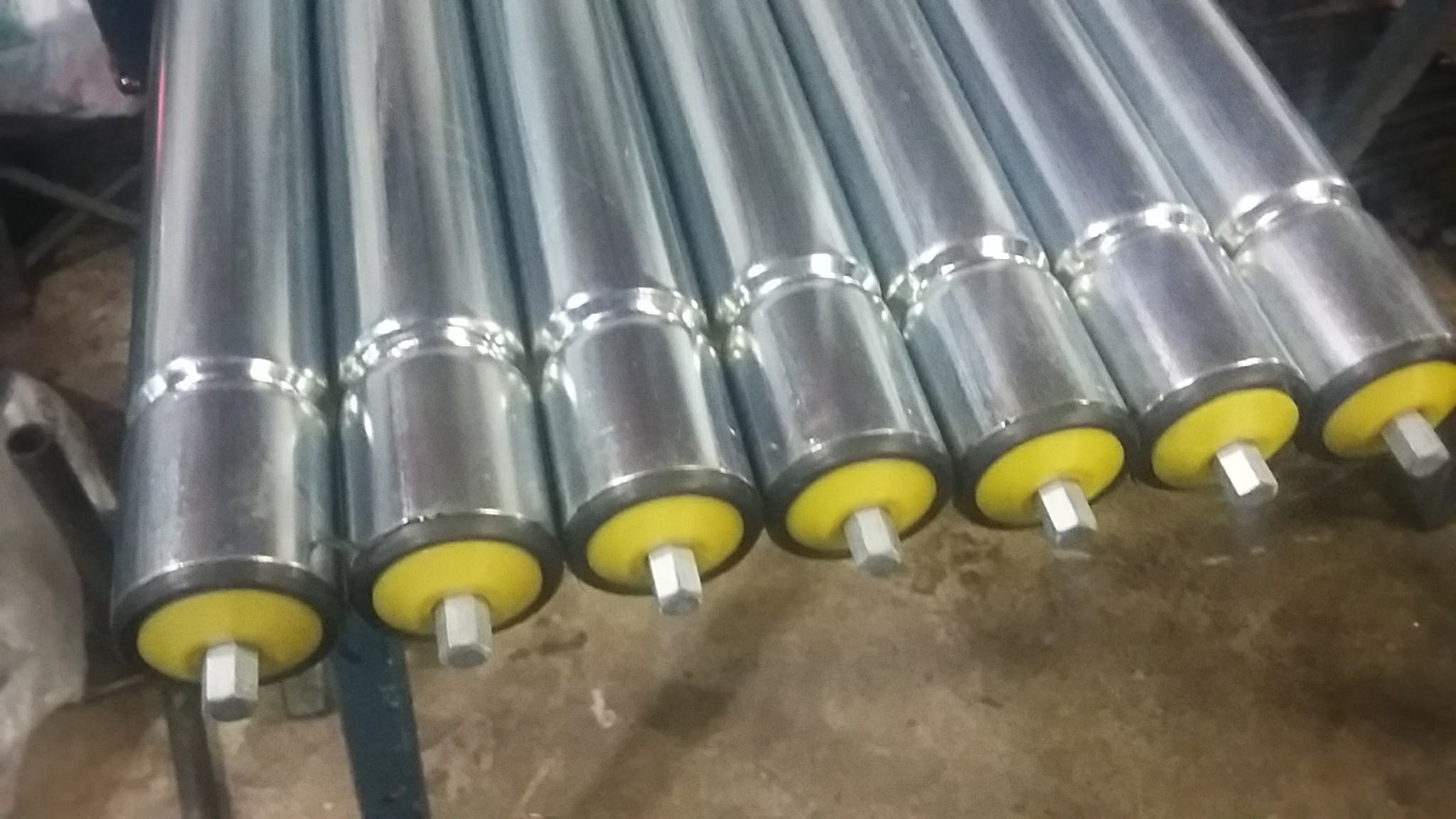 Distribuidor de roletes de carga