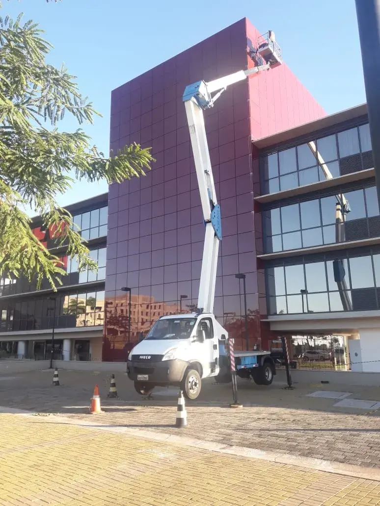 Locação de plataforma elevatória sobre caminhão na Zona Norte