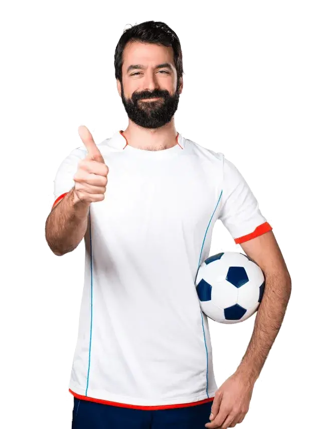 Homem segurando uma bola