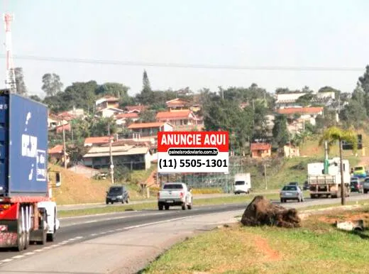 Painel publicitário na Fernão Dias